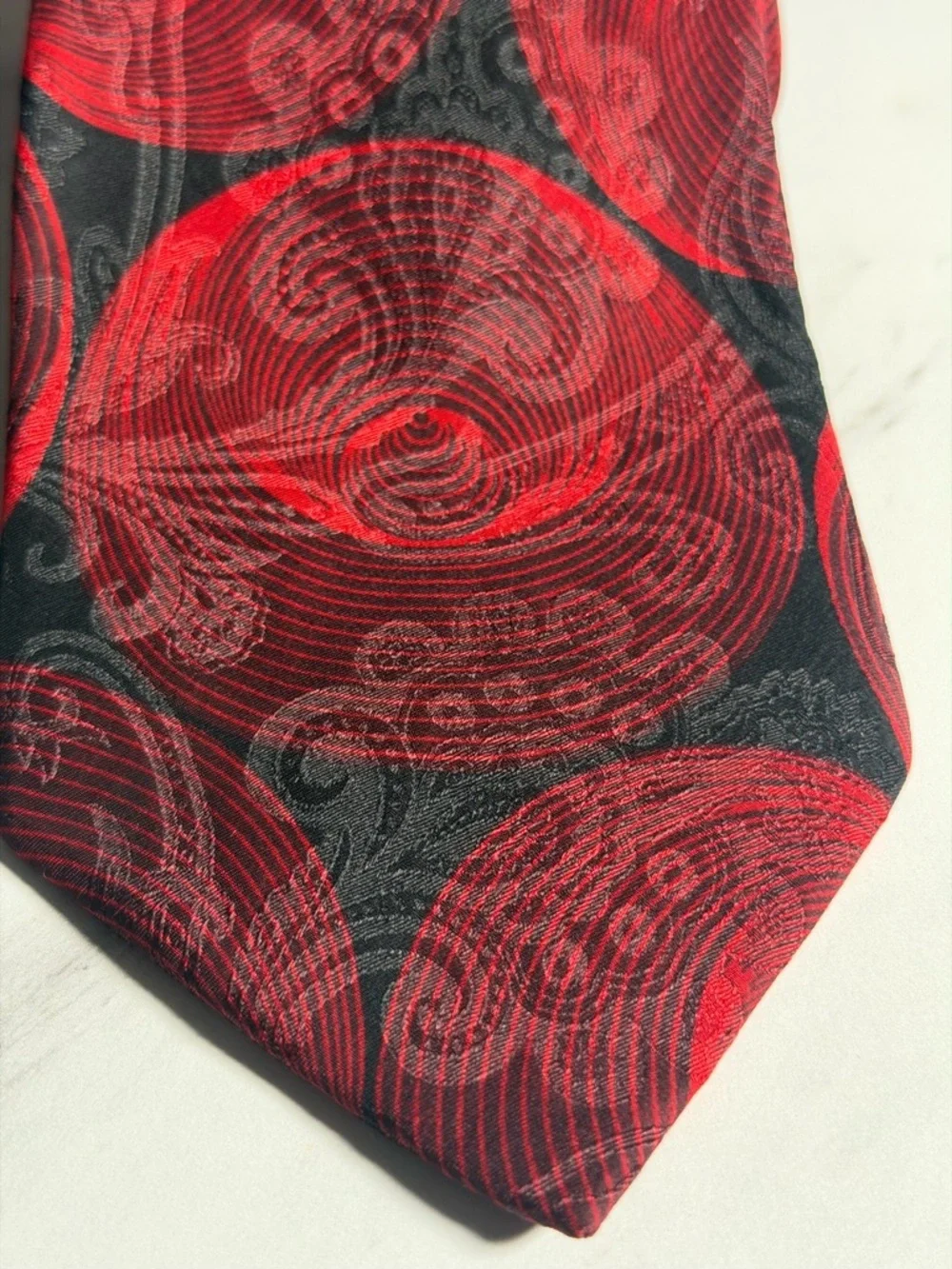 Silk Red and Black Circular Pattern Tie